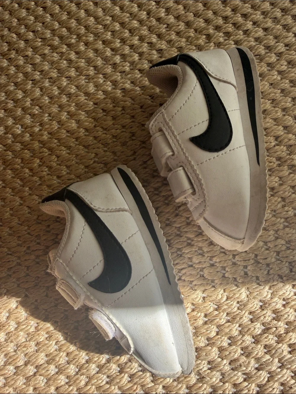 Nike Kids White and Black Sneaker with Hook-and-Loop Strap size 5c